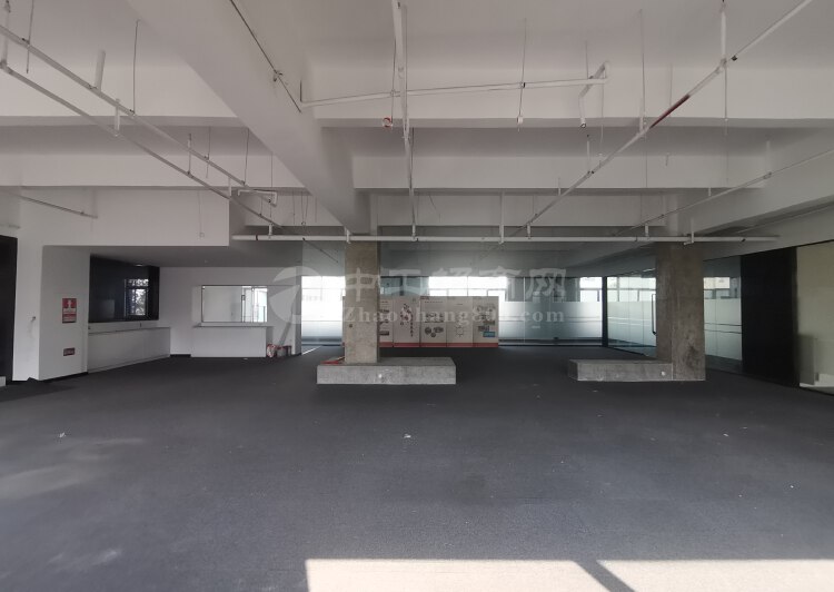 深圳福永站地铁口精装修写字楼1050平办公室，3+1格局5
