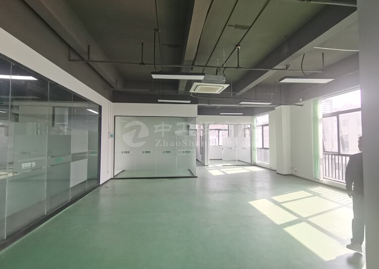 深圳福永地铁站精装修写字楼318平，精装修，可拎包入住1