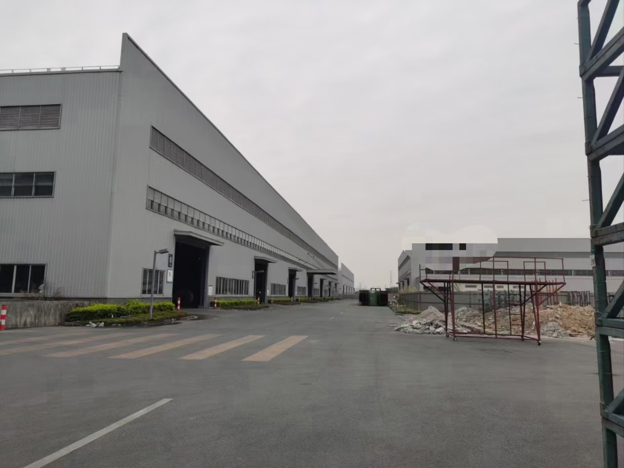 福永和平大型钢构厂房仓库超大空地现成行车3000平方低价出租
