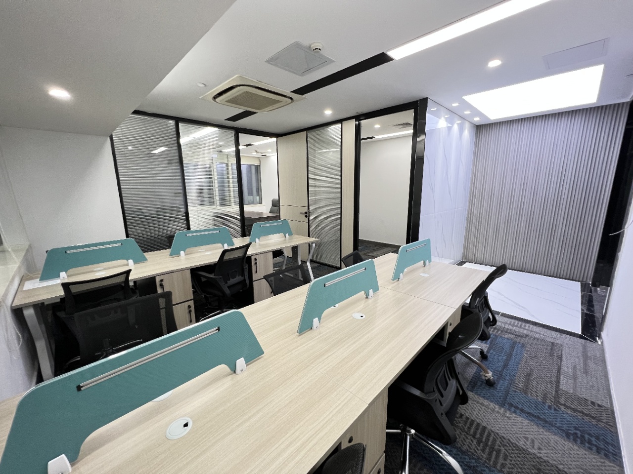 天河棠东地铁新出132平精装修带家具办公室出租，可以分租