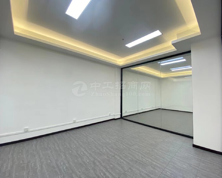 深圳布吉地铁口330平米写字楼