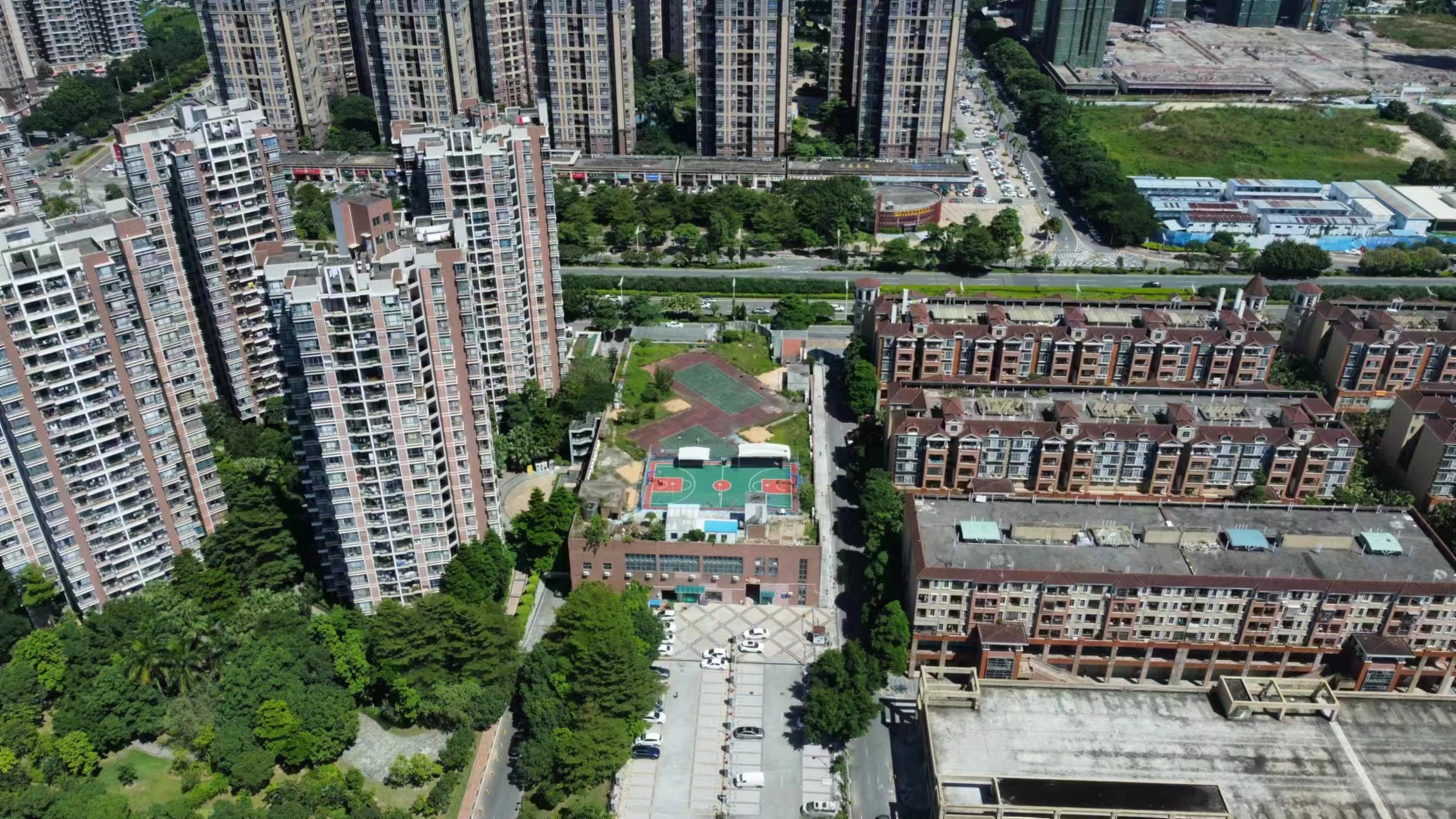 东莞市东城区。楼顶地皮出租，面积2300方。2