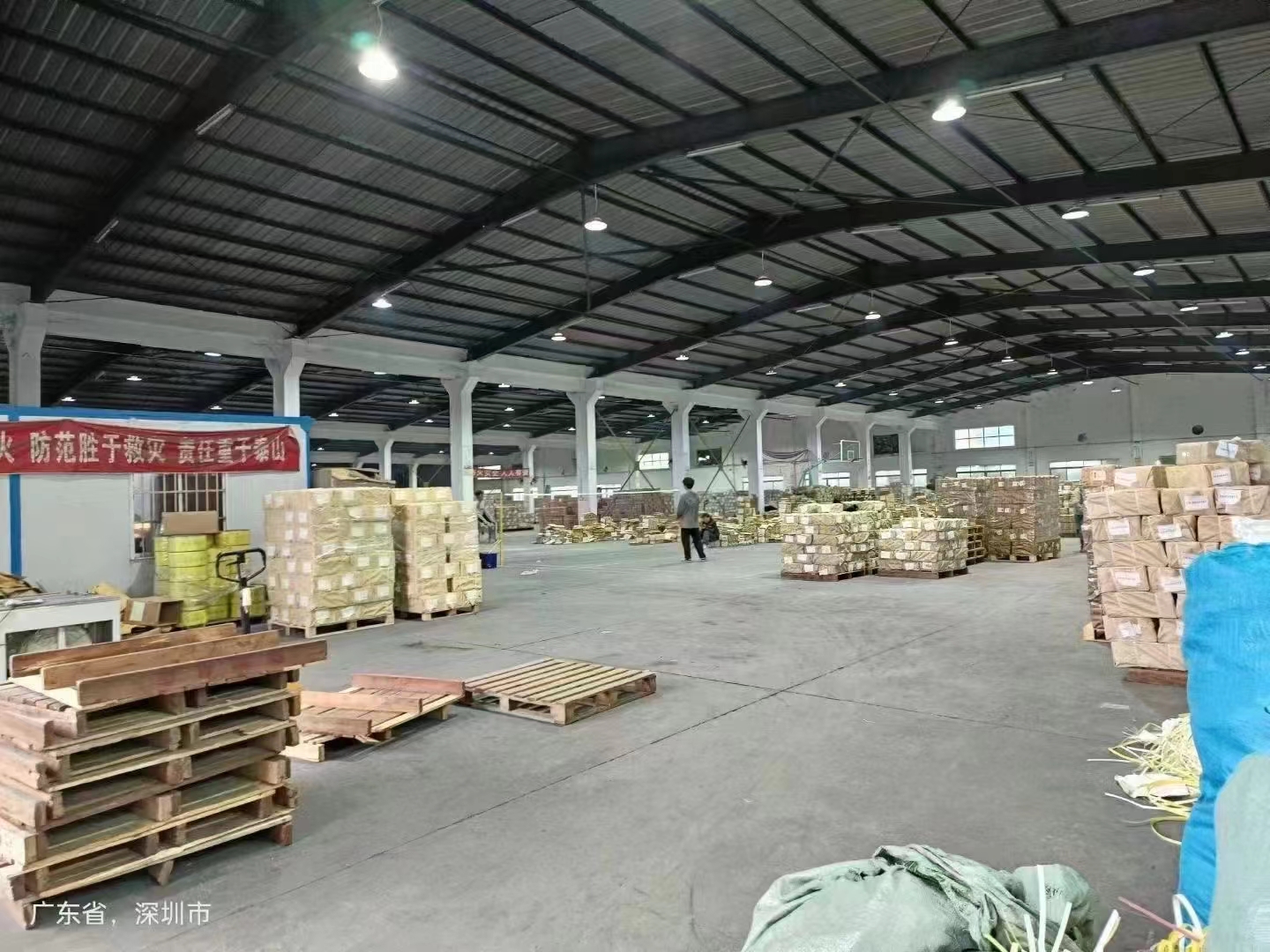 宝安西乡物流仓库1.6万平方米、超大型货车进出方便、带卸货平