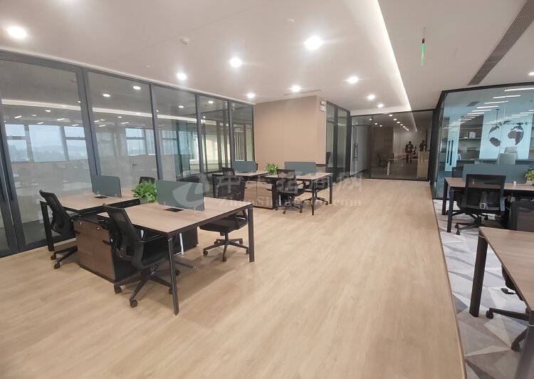 黄埔科学城新出办公室285平位置处于地铁口200米6