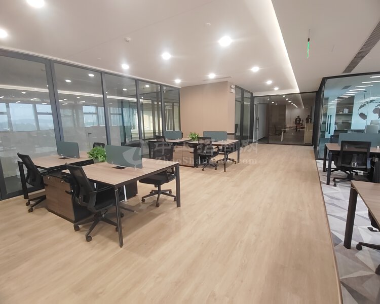 黄埔科学城新出办公室285平位置处于地铁口200米