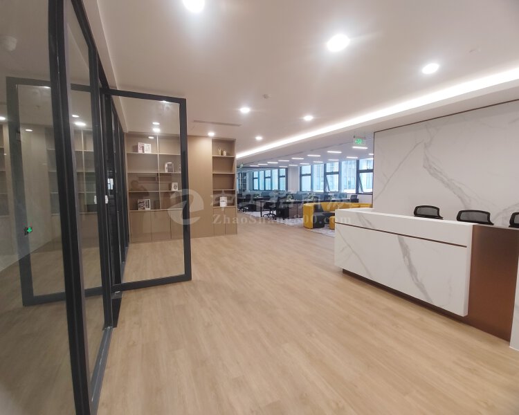 黄埔科学城新出办公室285平位置处于地铁口200米