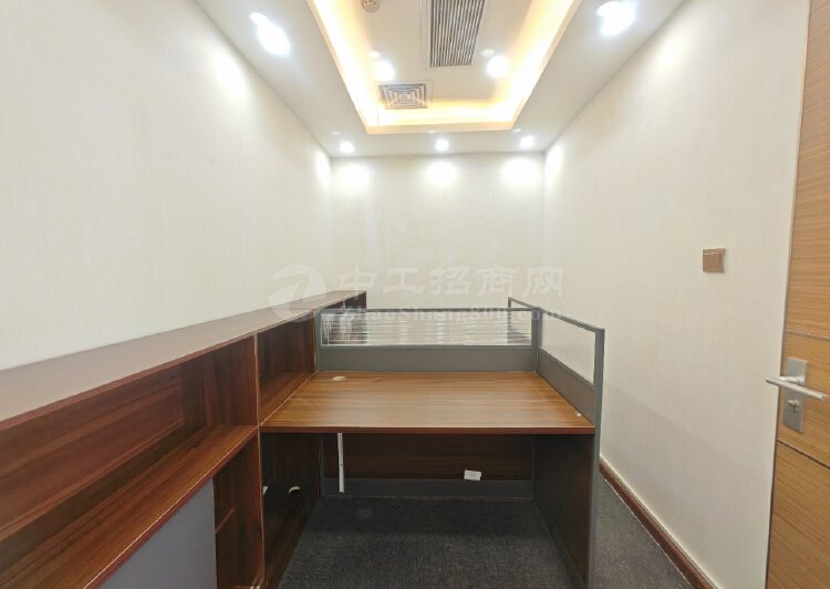 88元租福田车公庙4条地铁线的办公室208平精装修，带家私3
