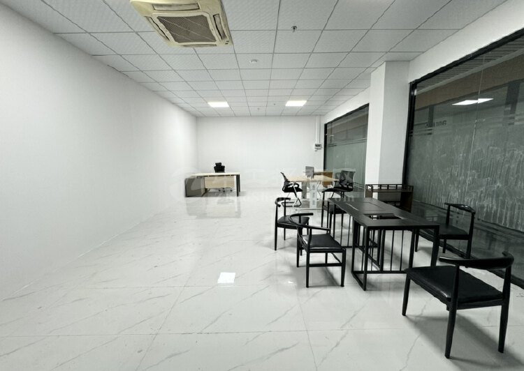 观澜竹村地铁站写字楼，精装修98平，带家私空调，领包入住3