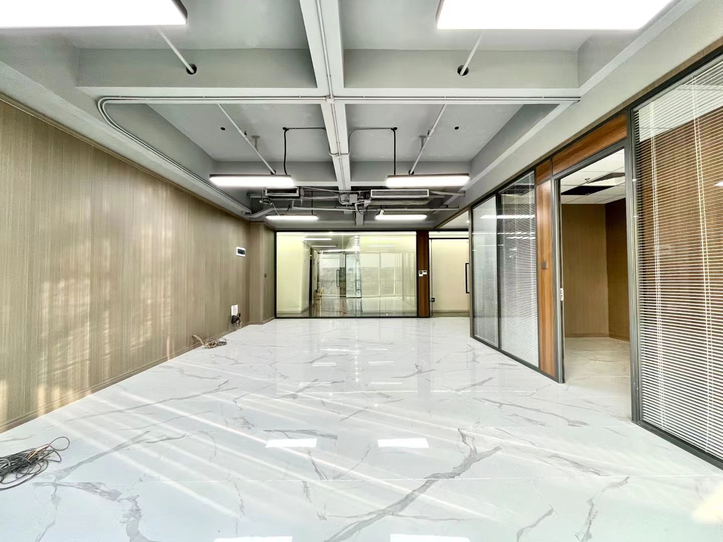 南头看荔香公园景观精装办公室154平，户型方正，电梯口单位