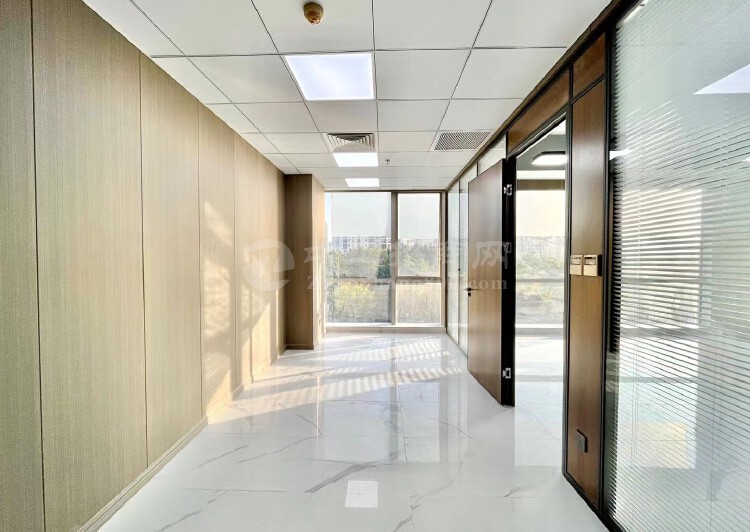 南头看荔香公园景观精装办公室154平，户型方正，电梯口单位3