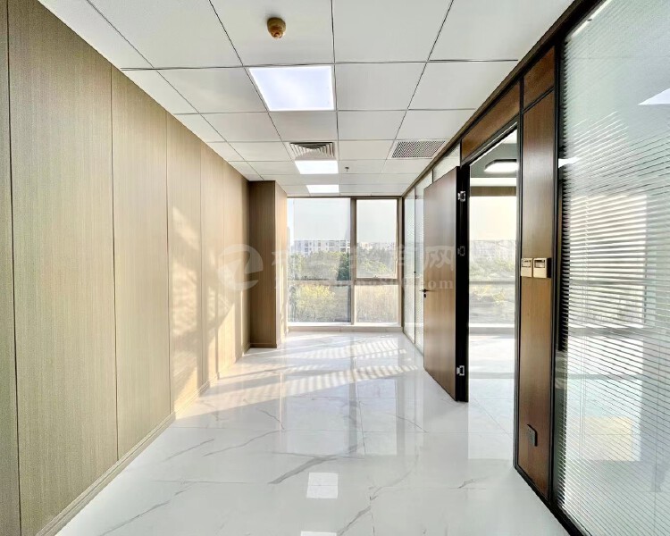 南头看荔香公园景观精装办公室154平，户型方正，电梯口单位