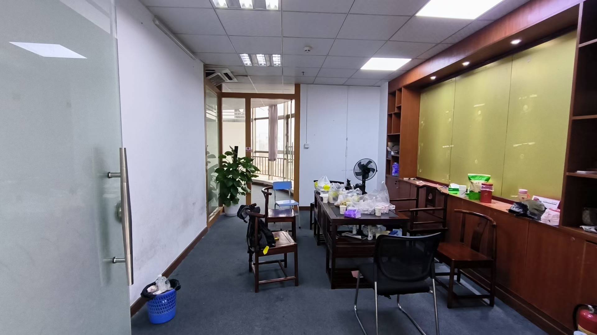 布吉木棉湾地铁站附近，精装修小面积办公室78平，落地窗