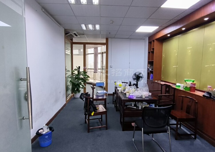 布吉木棉湾地铁站附近，精装修小面积办公室78平，落地窗1