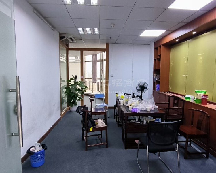 布吉木棉湾地铁站附近，精装修小面积办公室78平，落地窗