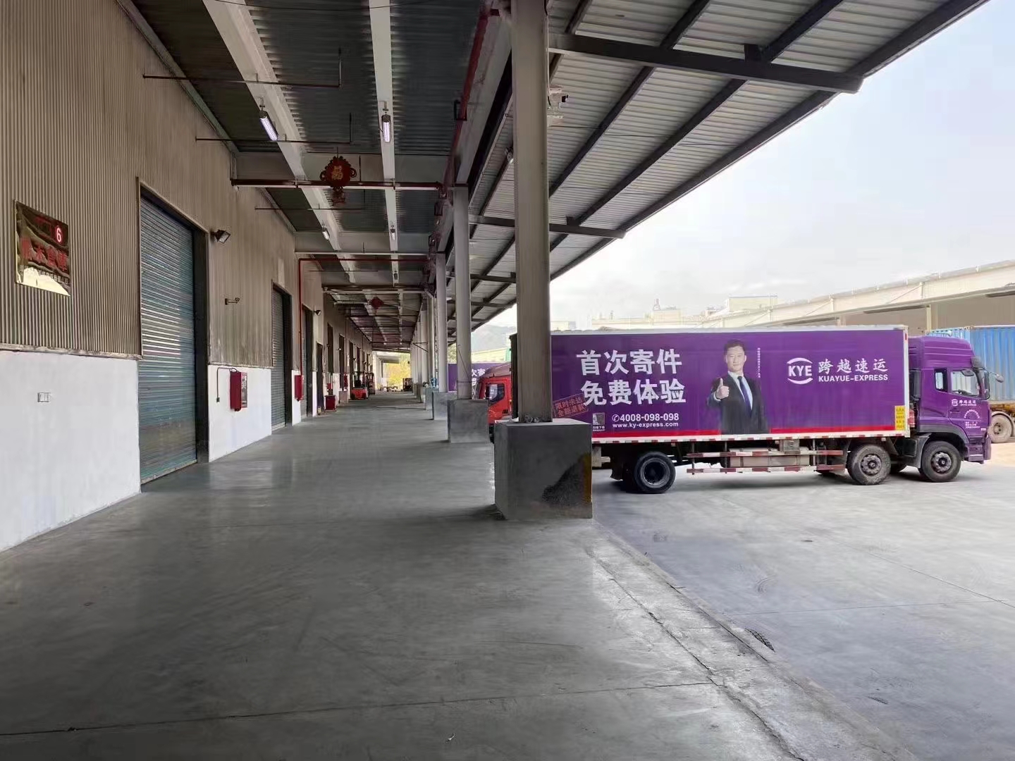 横岗新出标准物流仓库，10000平方米，可以分租，带卸货平台