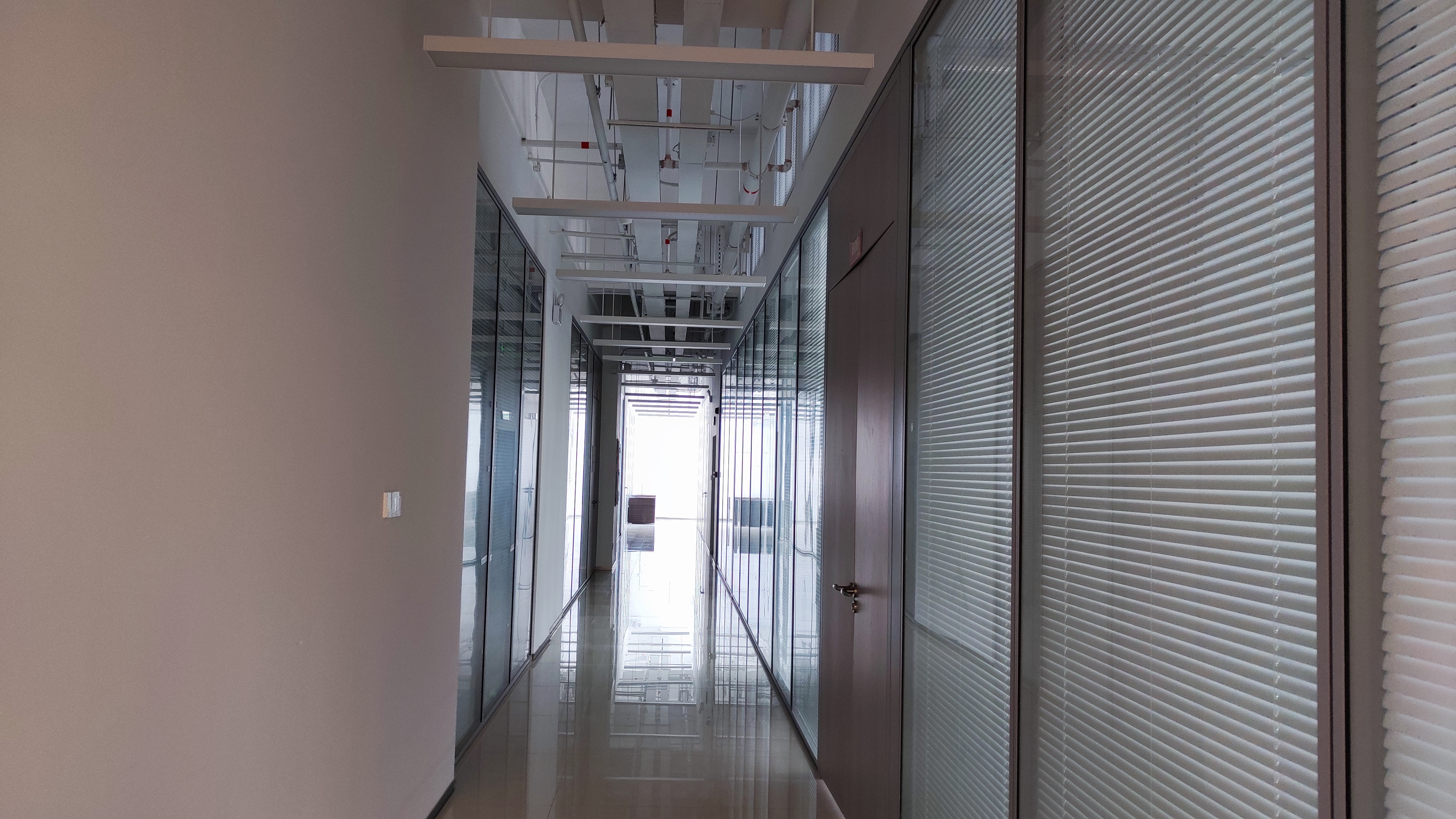 玻璃幕墙全新写字楼精装修出租60平米80平米100平米200
