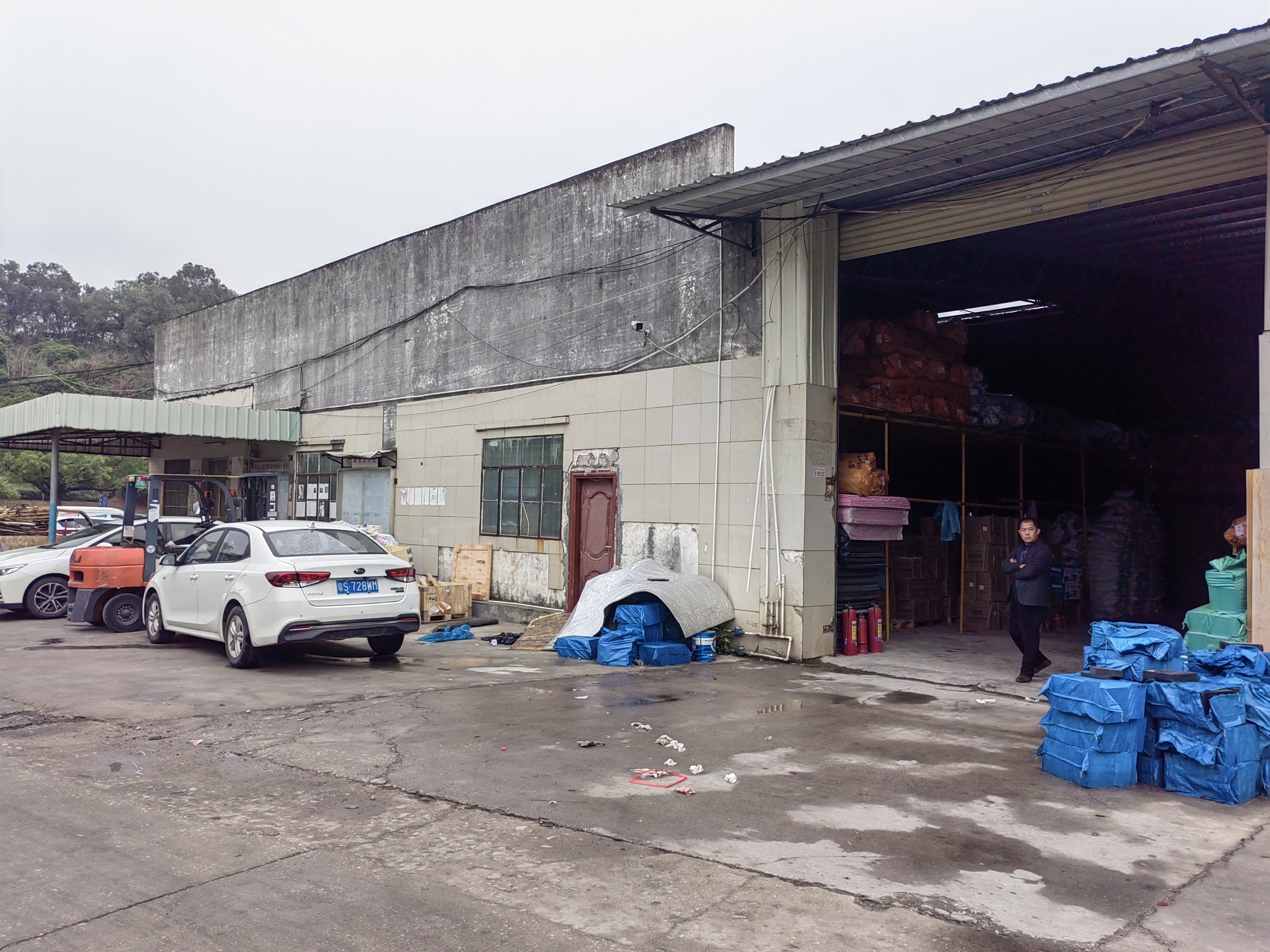 东莞市寮步镇工业厂房单一层2000平方，砖墙到顶，可做仓库