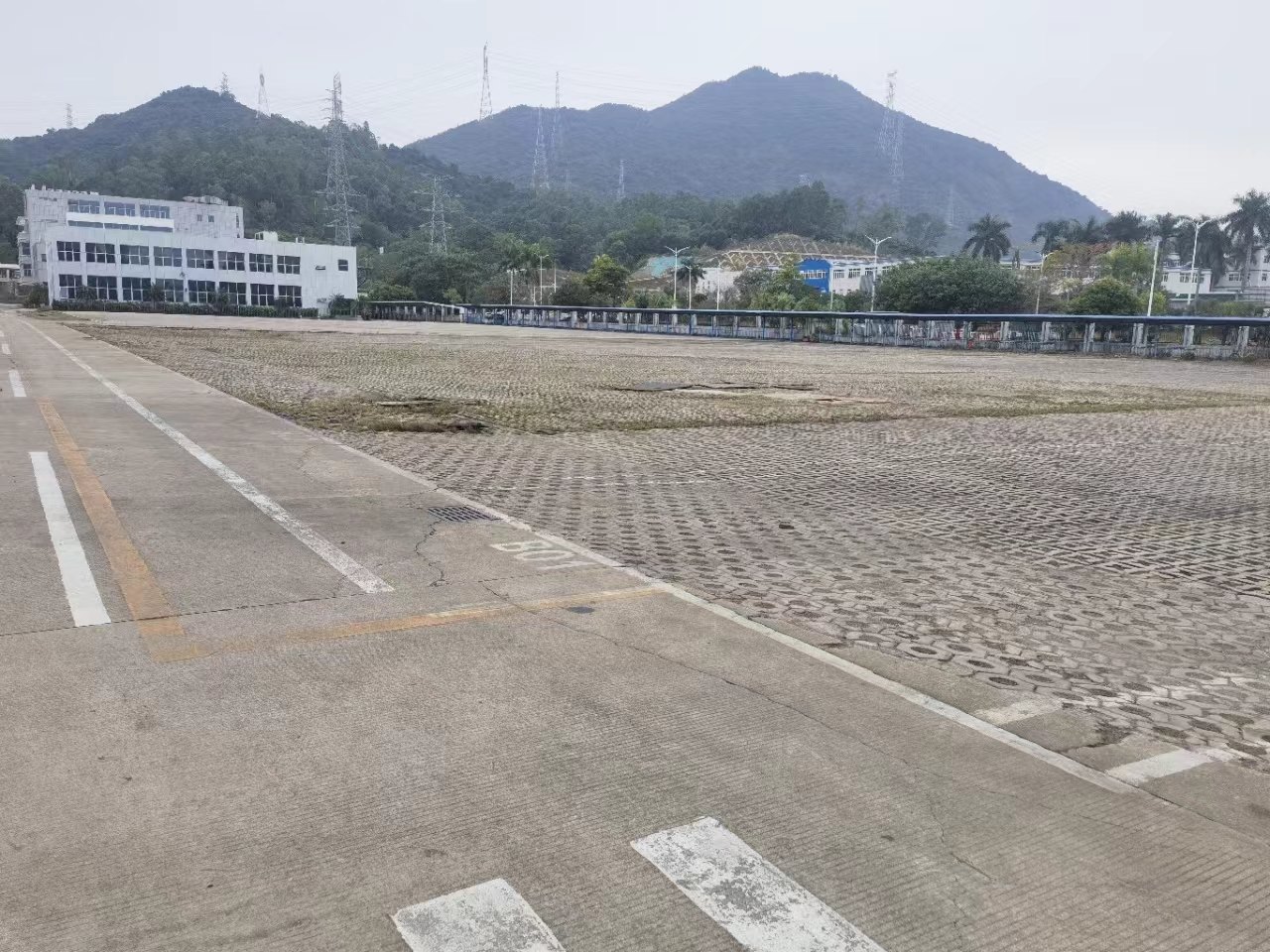 深圳坪山3万平空地出租，适合堆放建材汽车物流需要大场地的行业2