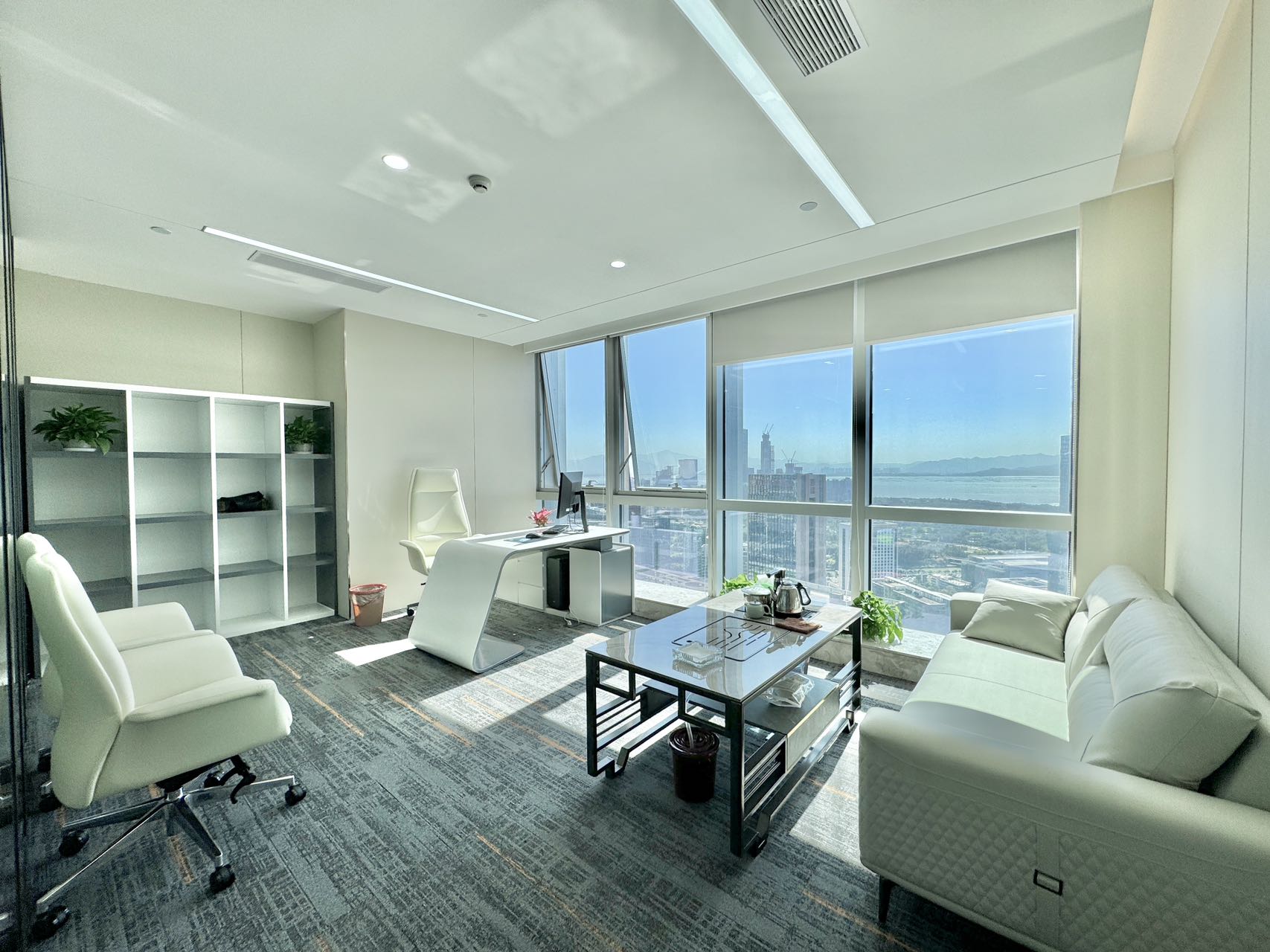 南山科技园超甲级写字楼，高区918平精装修配全套高档家私。