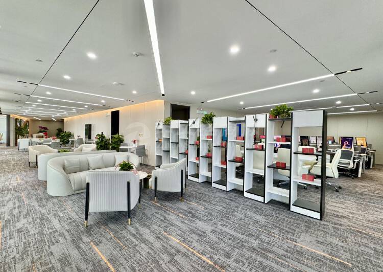 南山科技园超甲级写字楼，高区918平精装修配全套高档家私。9