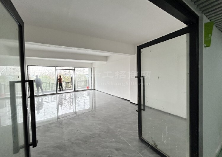 广州市海珠区南洲地铁站附近580平办公室装修好带家具落地窗9