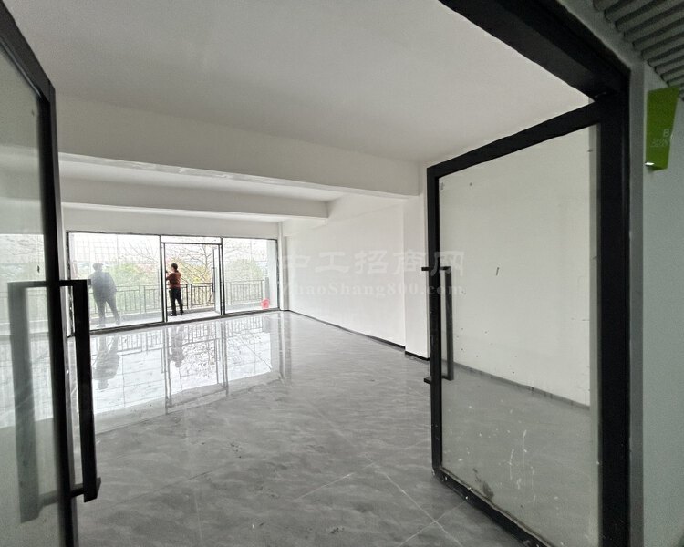 广州市海珠区南洲地铁站附近580平办公室装修好带家具落地窗