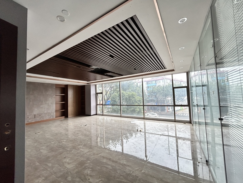 广州市海珠区南洲地铁站附近580平办公室装修好带家具落地窗