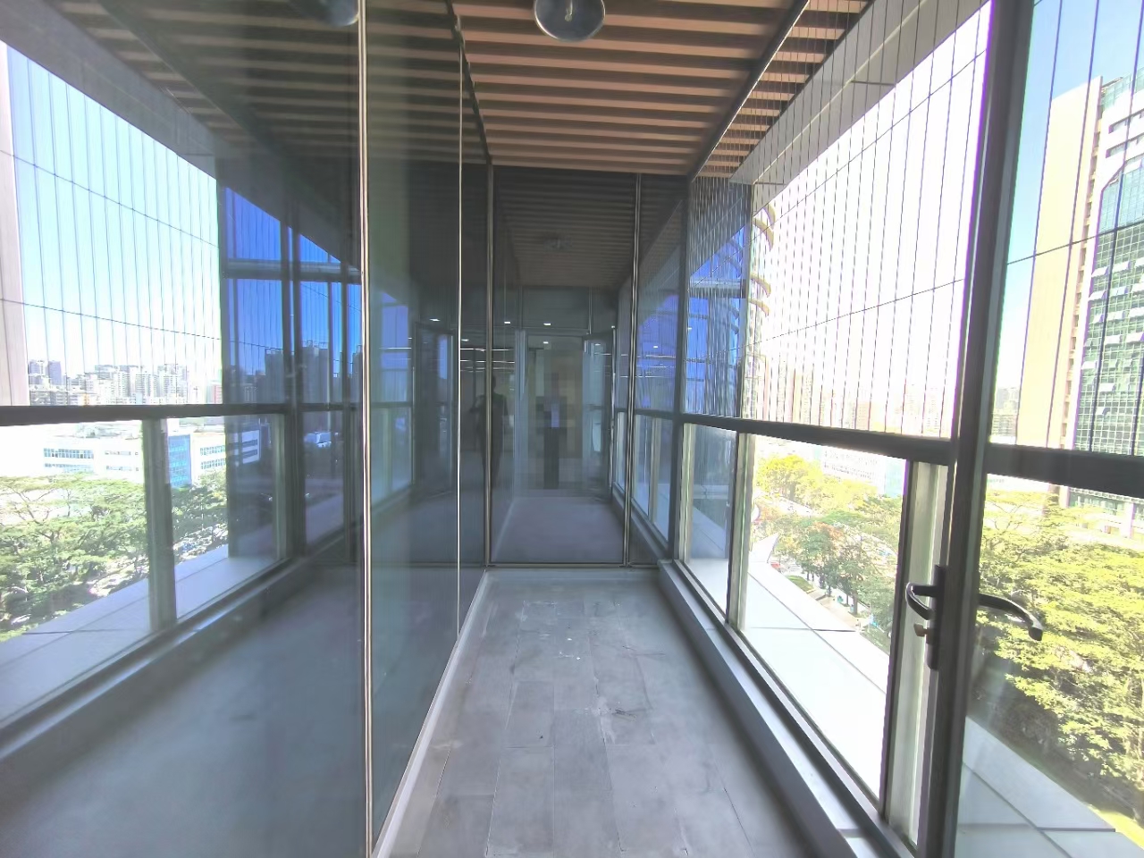 南山科技园一手物业精装修出租，电梯口，带阳台使用率75%