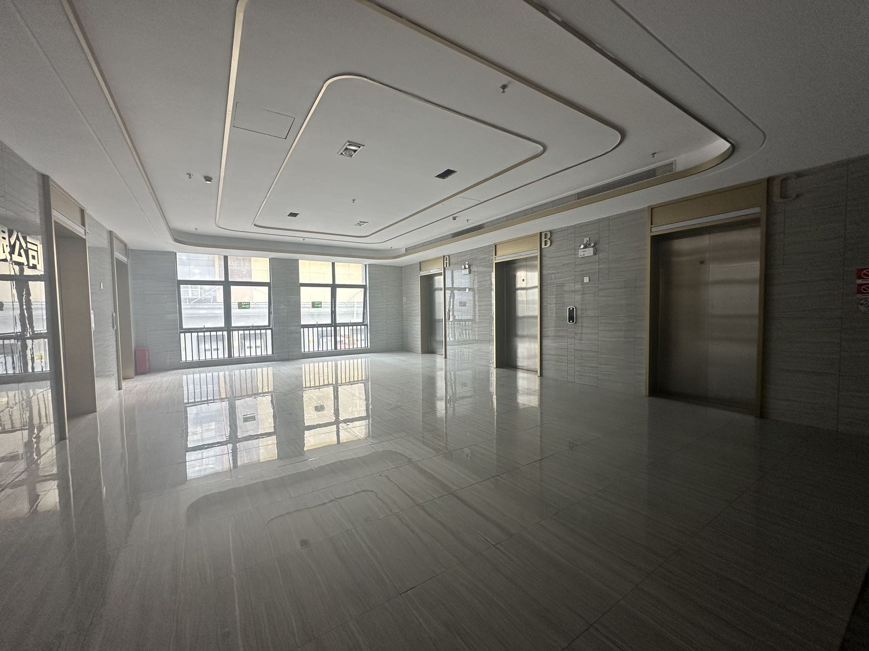 平湖华南城甲级写字楼18楼1668平带豪华装修9成使用率出租