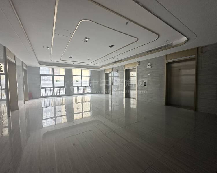 平湖华南城甲级写字楼18楼1668平带豪华装修9成使用率出租
