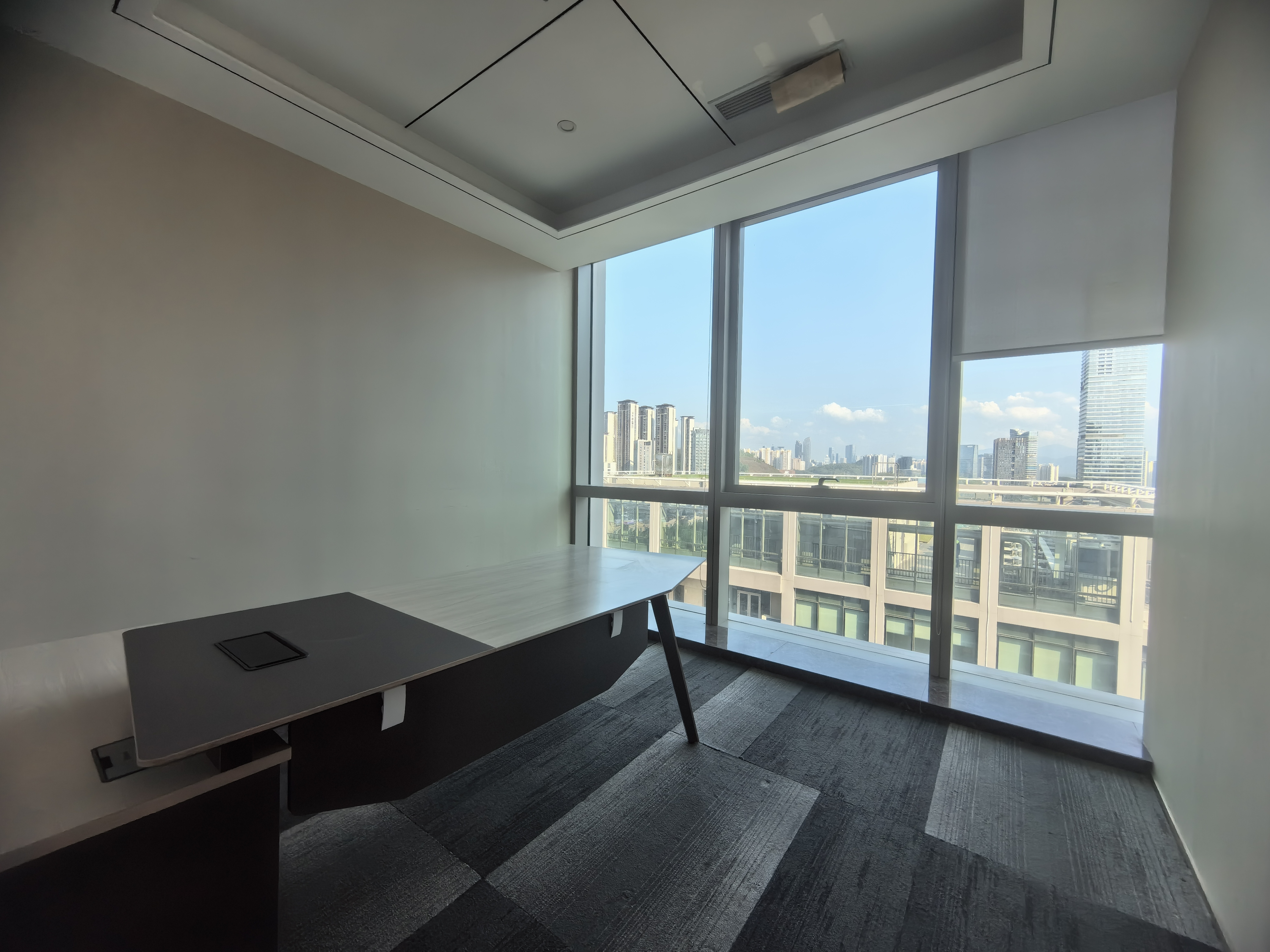 华侨城278平米办公室带阳台