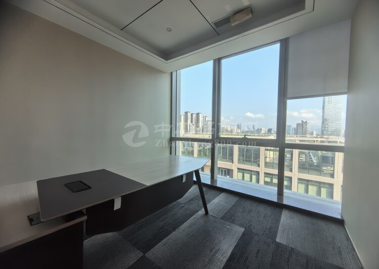 华侨城278平米办公室带阳台2