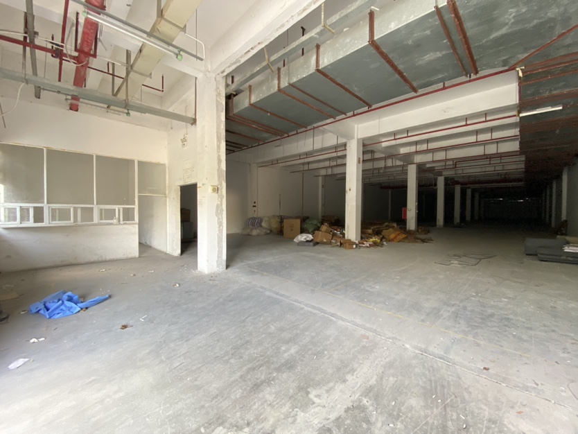 李朗大型成熟工业区一楼1400平米仓库，有个办公室，空地很大
