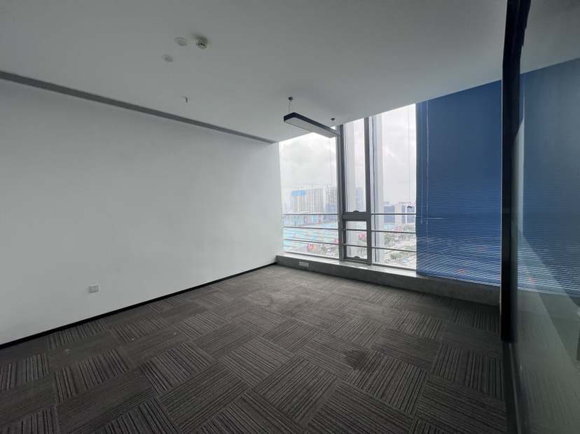 平湖华南城甲级写字楼213平办公室出租正电梯口高使用率采光好