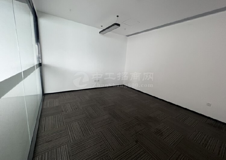 平湖华南城甲级写字楼213平办公室出租正电梯口高使用率采光好3