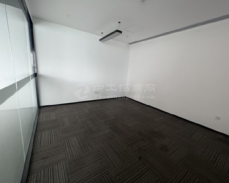 平湖华南城甲级写字楼213平办公室出租正电梯口高使用率采光好