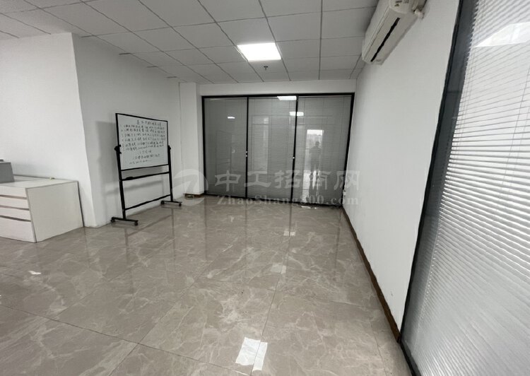 天河珠村地铁口旁边新空100方办公室出租，21格局，现成装修6