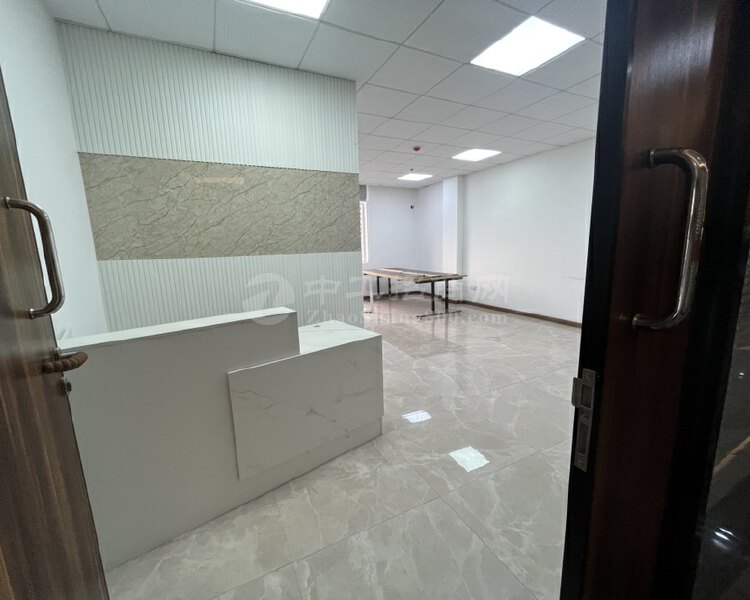 天河珠村地铁口旁边新空100方办公室出租，21格局，现成装修