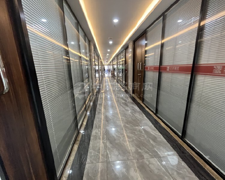 天河珠村地铁口旁边新空100方办公室出租，21格局，现成装修