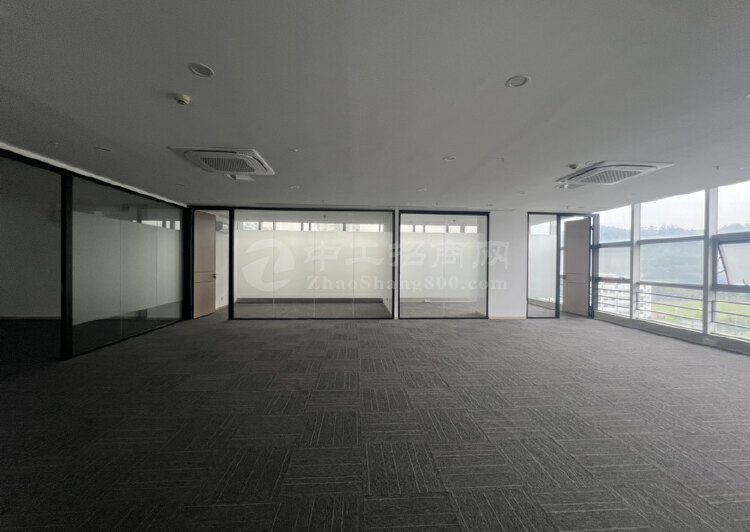 龙岗大运新城地铁甲级写字楼精装办公室328平出租可注册易招工4