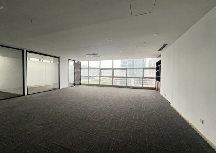 龙岗大运新城地铁甲级写字楼精装办公室328平出租可注册易招工1