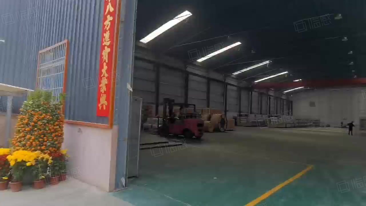 南庄吉利工业园新出单一层带行吊厂房仓库，价格便宜，适合各行各