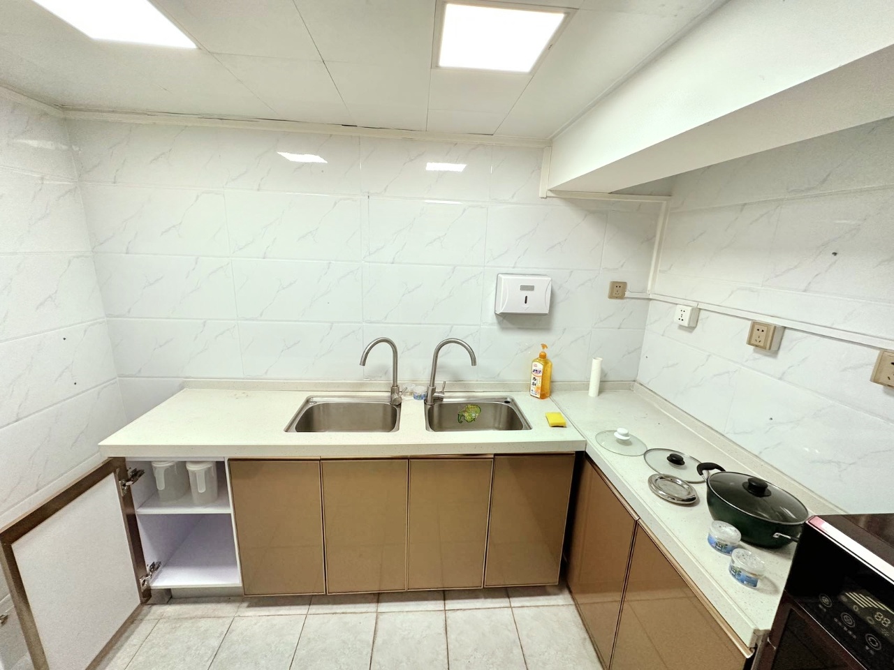 南山西丽超甲级写字楼高区，复试精装使用率150%内有厨房。