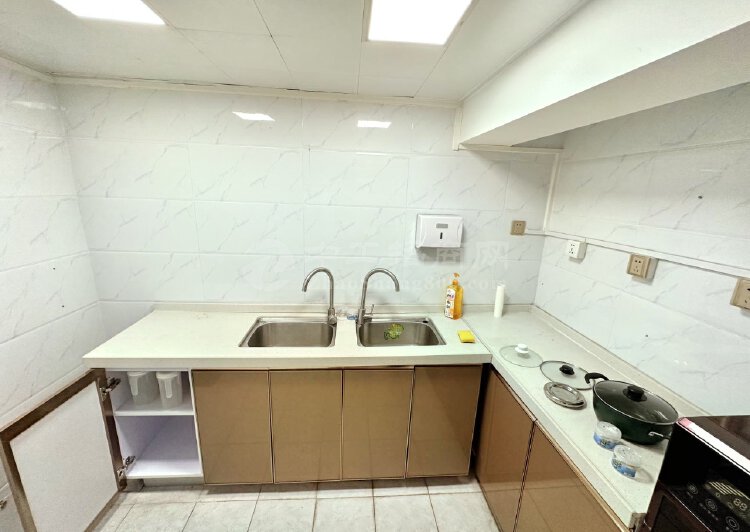 南山西丽超甲级写字楼高区，复试精装使用率150%内有厨房。2