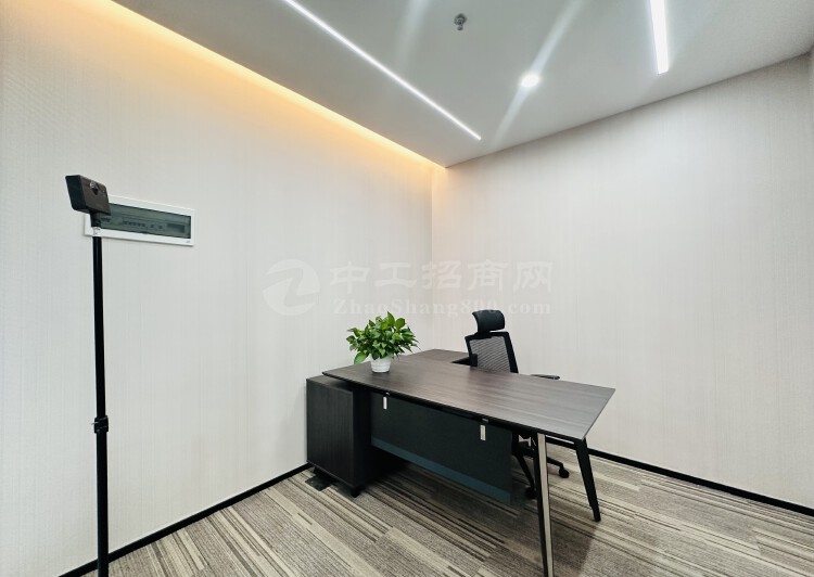 龙华地铁口带家私办公室出租250平3+1格局豪华精装全套家私1
