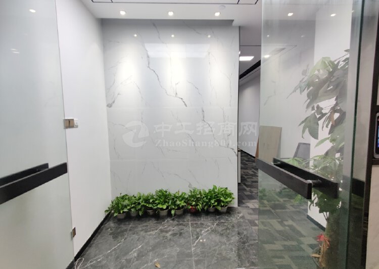 南山科技园大族创新大厦78平精装修配全套办公家具出租1