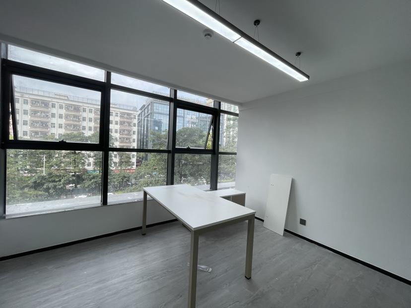 龙华油松精装修办公室100多平带隔间带家私带全新空调