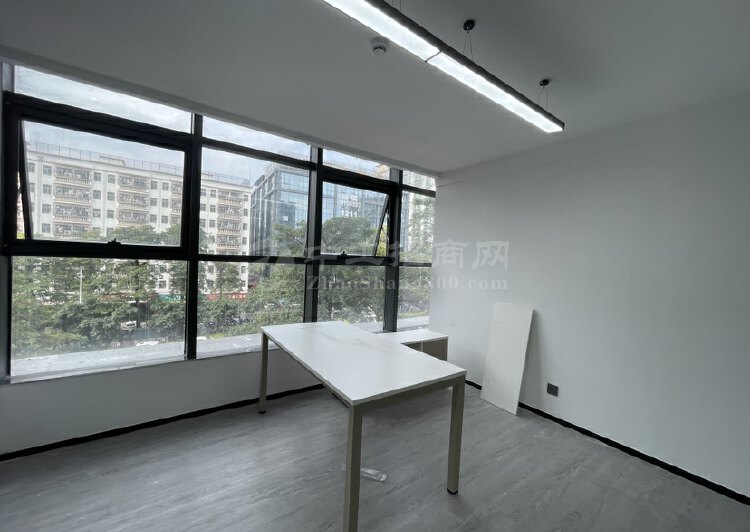 龙华油松精装修办公室100多平带隔间带家私带全新空调3