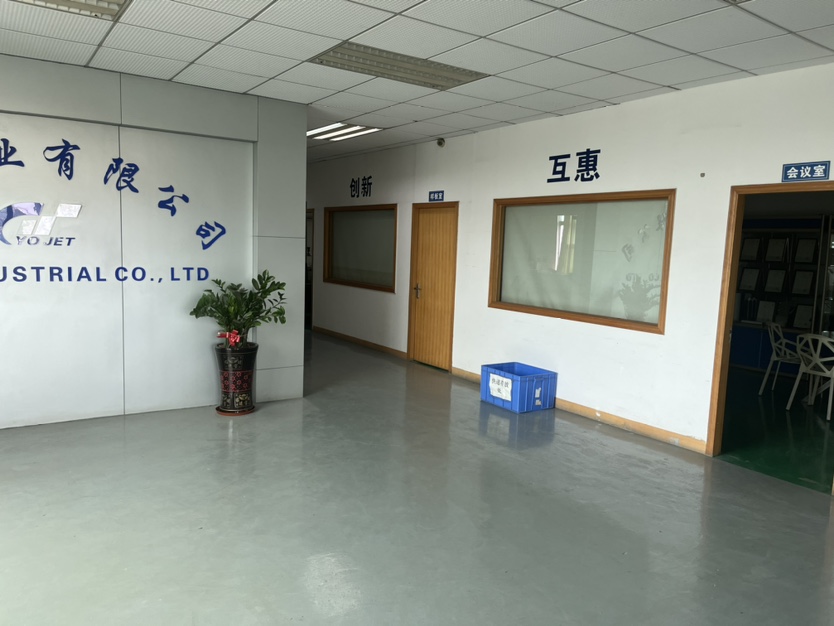 急租，常平工业园新出楼上1550平方，现成装修，业主急租