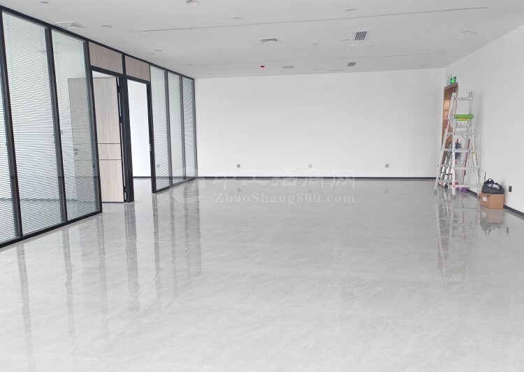 盐田精装办公室500平双面采光带隔间领包入驻，空间有大小面积4